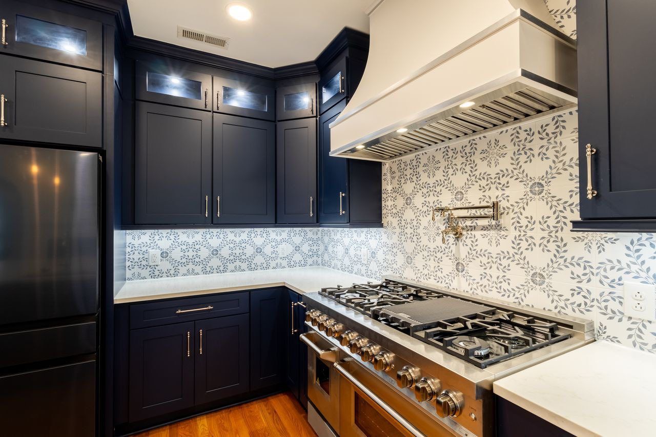 Kitchen with D8 Black Swan shaker cabinets, patterned tile backsplash and gas cooktop