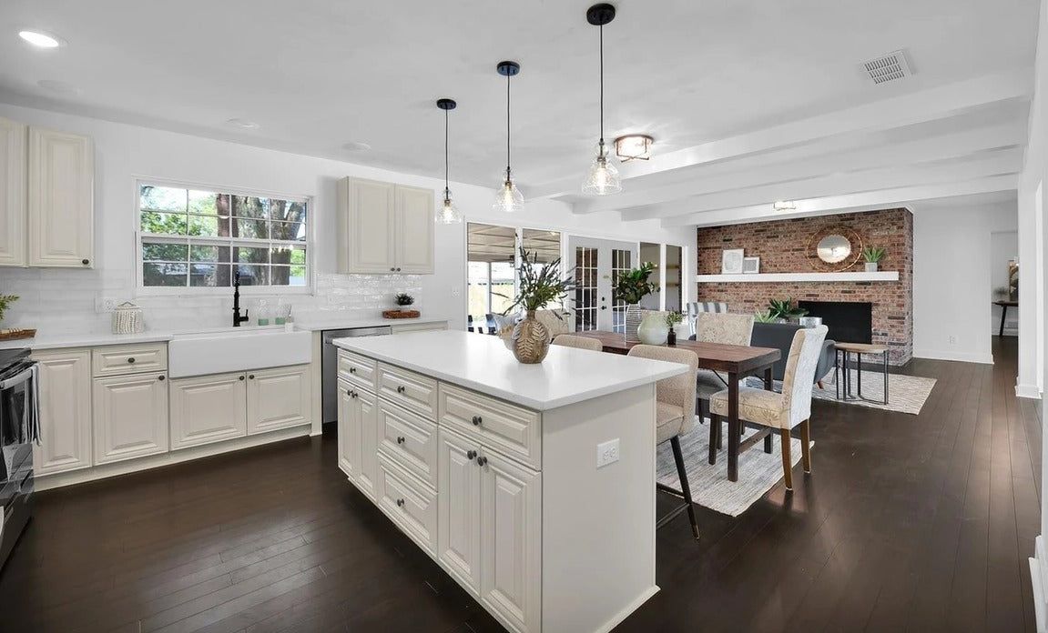 Kitchen with D9 Pearl White shaker cabinets, quartz island and black pendants