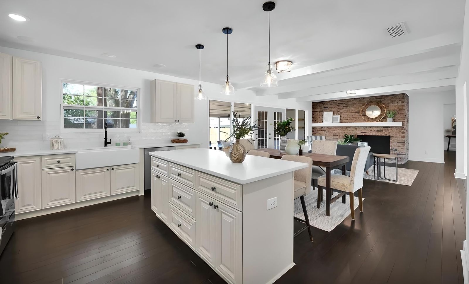 Kitchen with D9 Pearl White shaker cabinets, quartz island and black pendants
