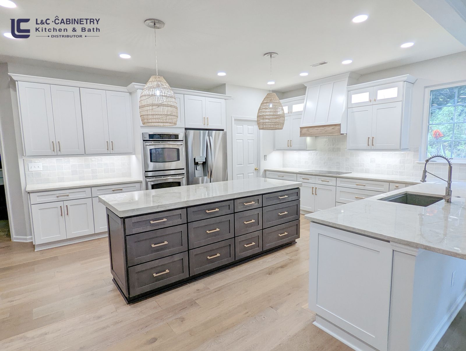 White shaker kitchen with an S1 Ash Grey island, double ovens and quartz counters