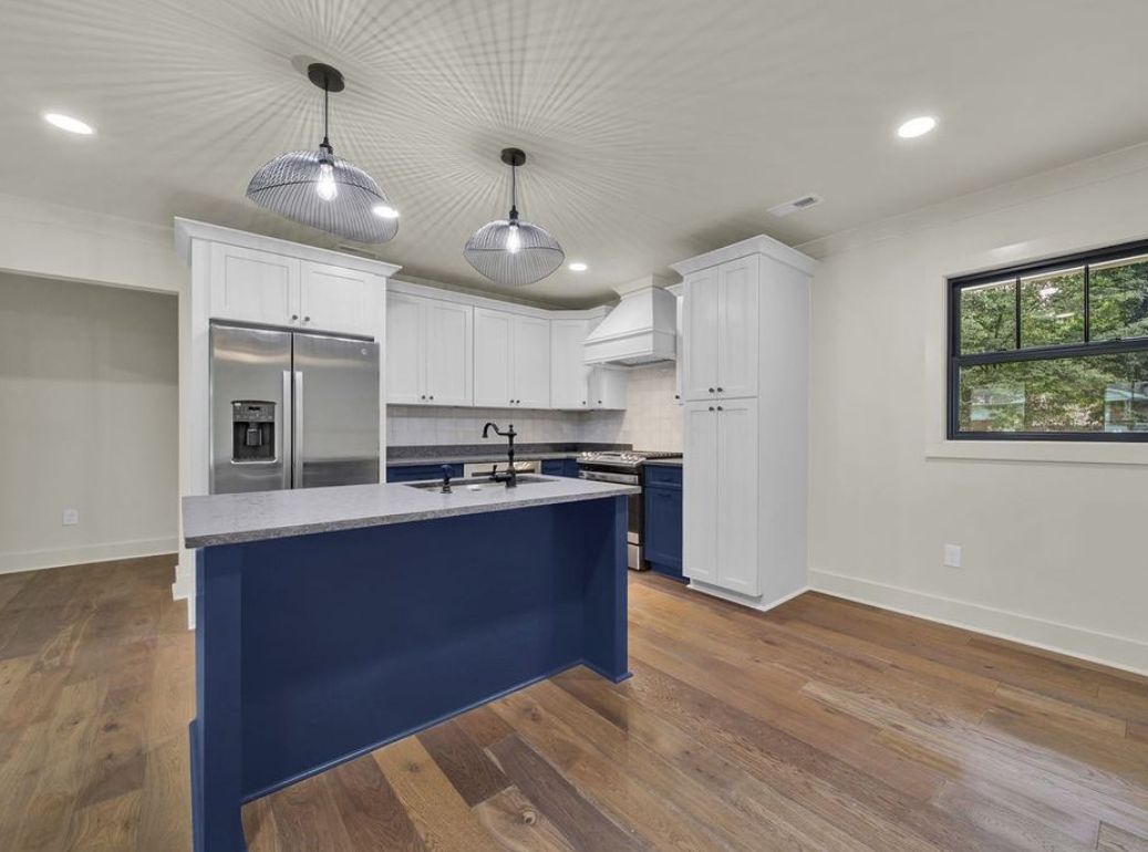White shaker kitchen with a G8 navy island and glass pendant lights