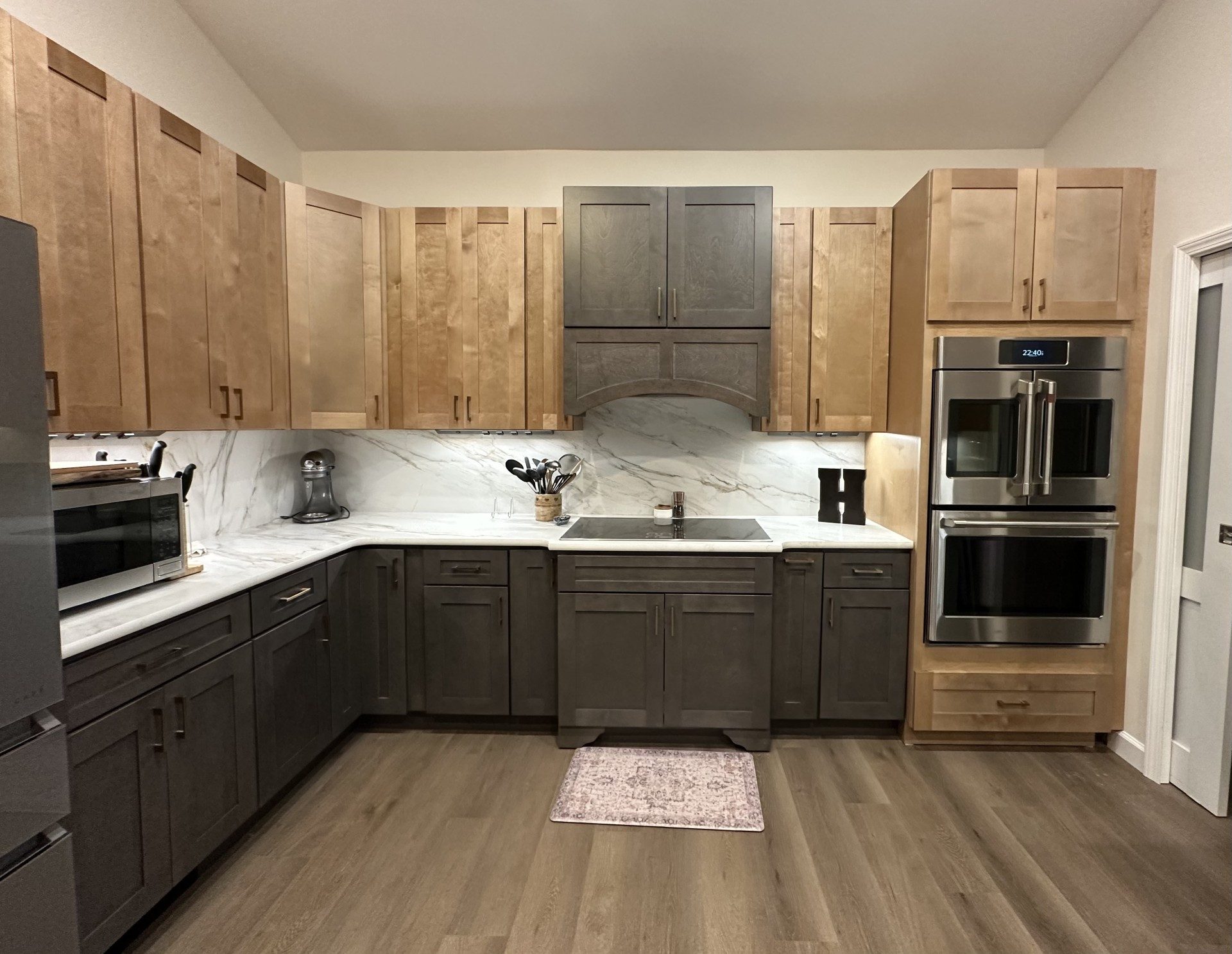 Kitchen with S1 Ash Grey base cabinets and S2 Honey upper cabinets